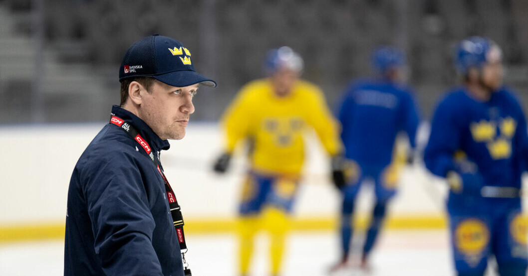 Sam Hallam leder den nya Tre Kronor-truppens första träning i Scandinavium, inför matchen mot Schweiz på torsdag. Sam Hallam: "Vi är här för att ta VM-guld"