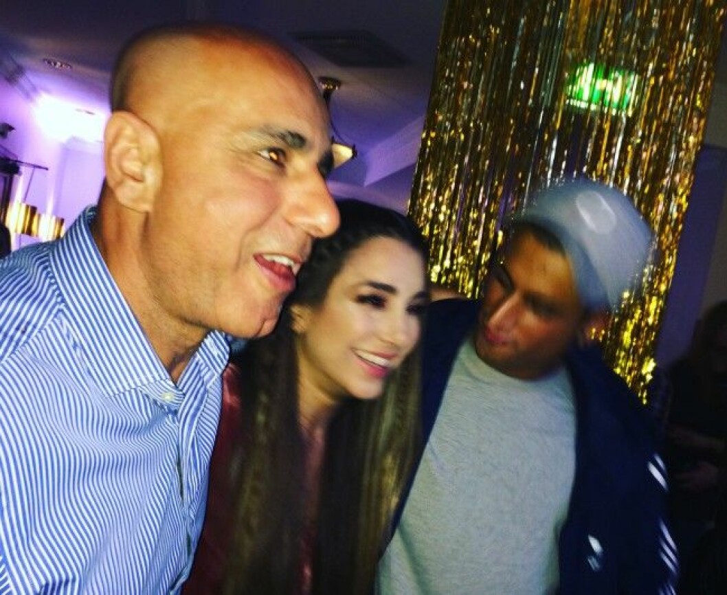 Samir Badran och pappa Ahmad Badran ville hänga lite med Gina Dirawi. Samir Badran och pappa Ahmad Badran ville hänga lite med Gina Dirawi.