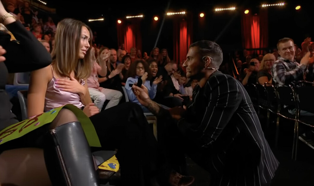 Samir Badran friade till flickvännen Julia Sundquist år 2020 i en direktsänd semifinal av TV4:s succéprogram <span class=" italic" data-lab-italic_desktop="italic">Talang</span>. Julia sa ja! Samir Badran friade till flickvännen Julia Sundquist år 2020 i en direktsänd semifinal av TV4:s succéprogram Talang.