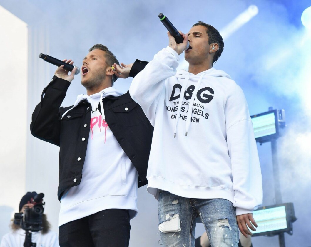 Samir hyllar vännen och artistkollegan Viktor. Samir Badran och Viktor Frisk sjunger i mikrofoner