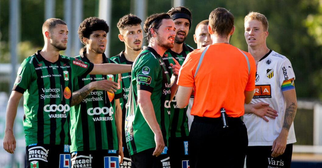 Samueel Gustafson, i vitt, blev utvisad mot Varberg. Klart: Gustafson stängs av
