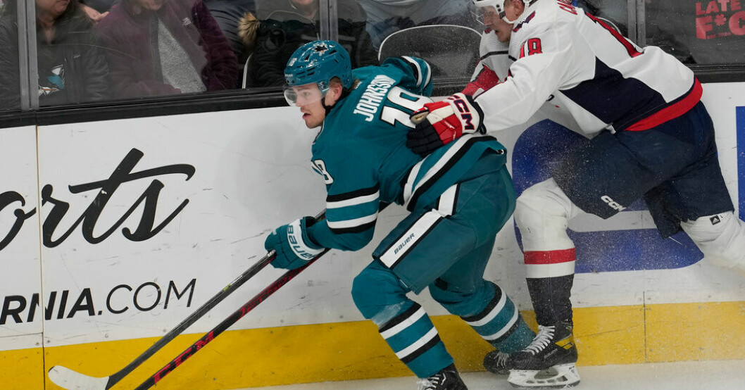 San Joses Andreas Johnsson i närkamp med Washingtons Gabriel Carlsson. Poängkross av Washington i NHL