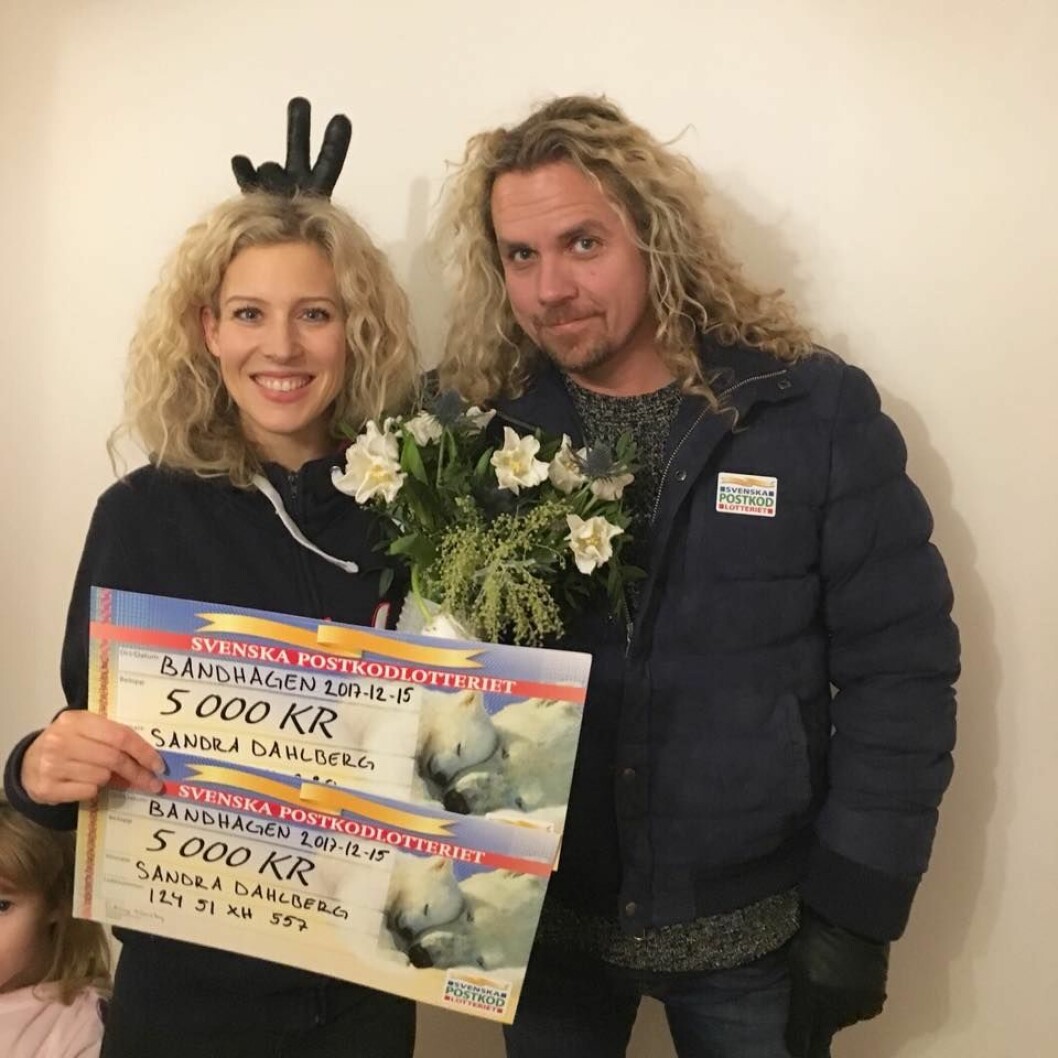 Postkodlotteriets vinstutdelare Sandra Dahlberg överraskades med en egen fin-fin vinst.