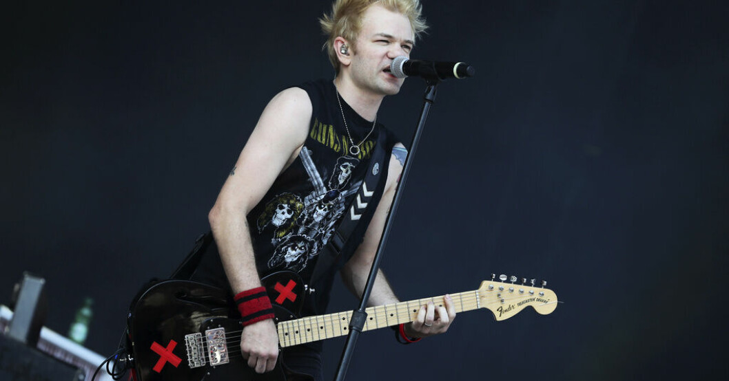 Sångaren Deryck Whibley i Sum 41 på scen år 2017. Arkivbild. Rockbandet Sum 41 lägger ned