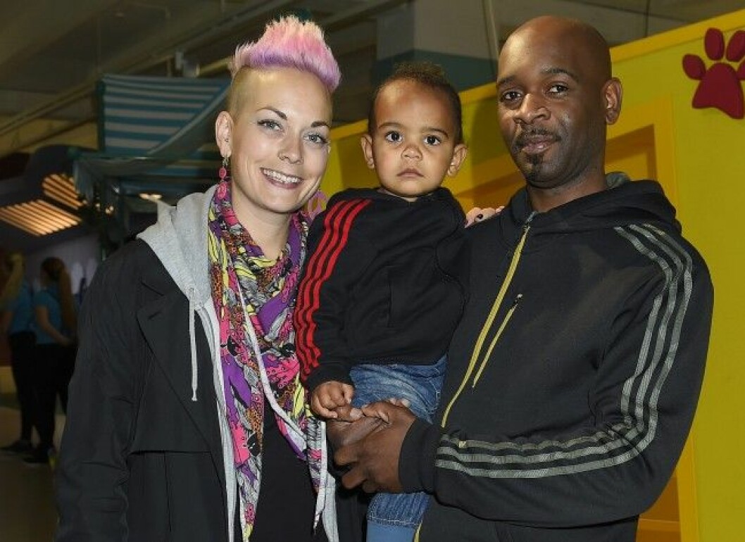 Sanna med sonen Kane-Lee som hon har med exet “British”. Mbumba "British" Mwasa och Sanna Bråding med Kane-Lee Bråding Invigning Andys lekland, Bromma, 2015-10-22 (c) Karin Törnblom / IBL