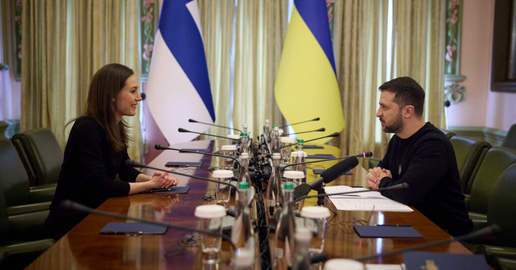 Sanna Marin och Volodymyr Zelenskyj i Kiev på fredagen. Motstridigt om finskt stridsflyg till Ukraina