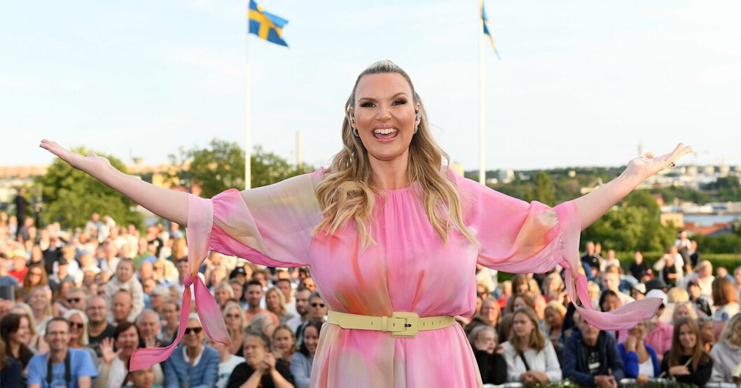 Programledaren Sanna Nielsen har en rosa mönstrad klänning.
