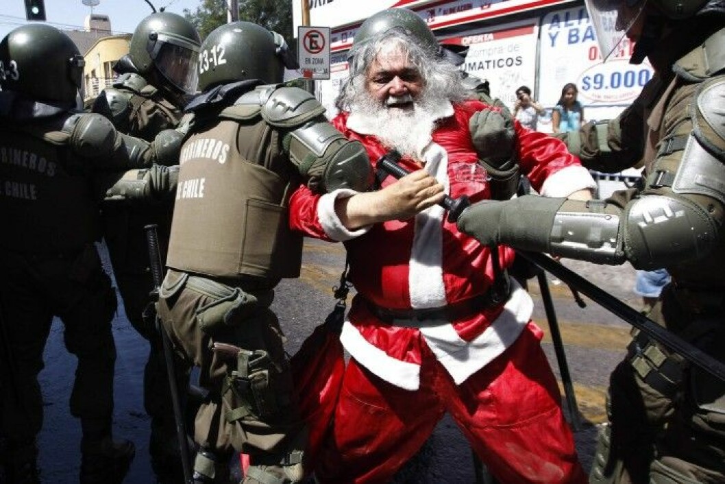 Via: <a href="http://mooshworld.com/lols/5-drunk-santas/" target="_blank">Moosh World</a> santafights