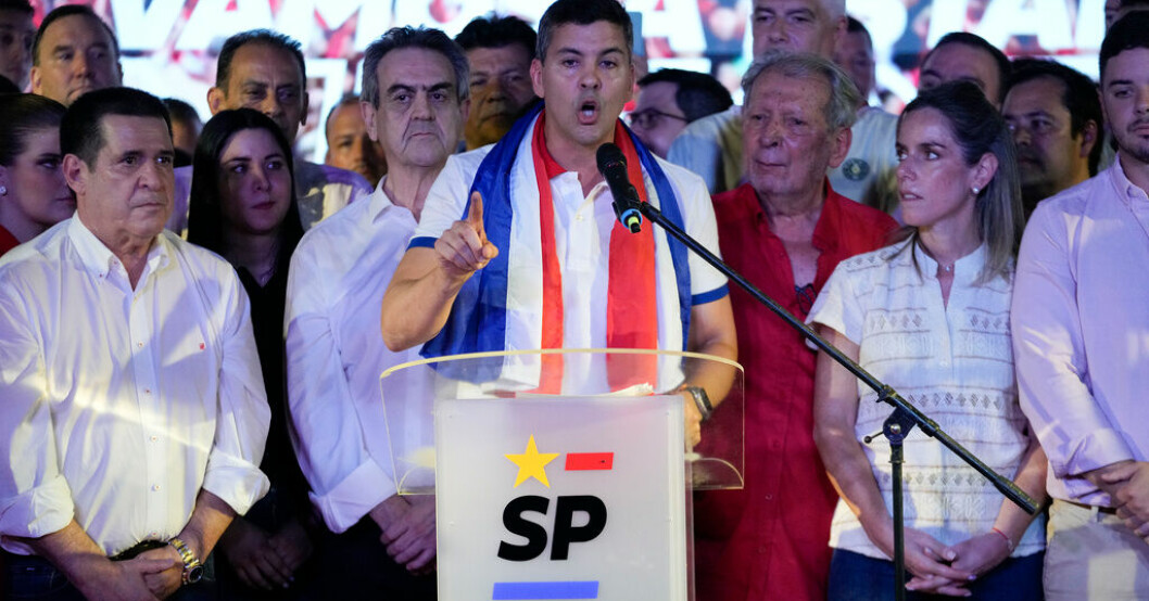 Santiago Peña i ett tal under valkvällen. Inget maktskifte i Paraguay