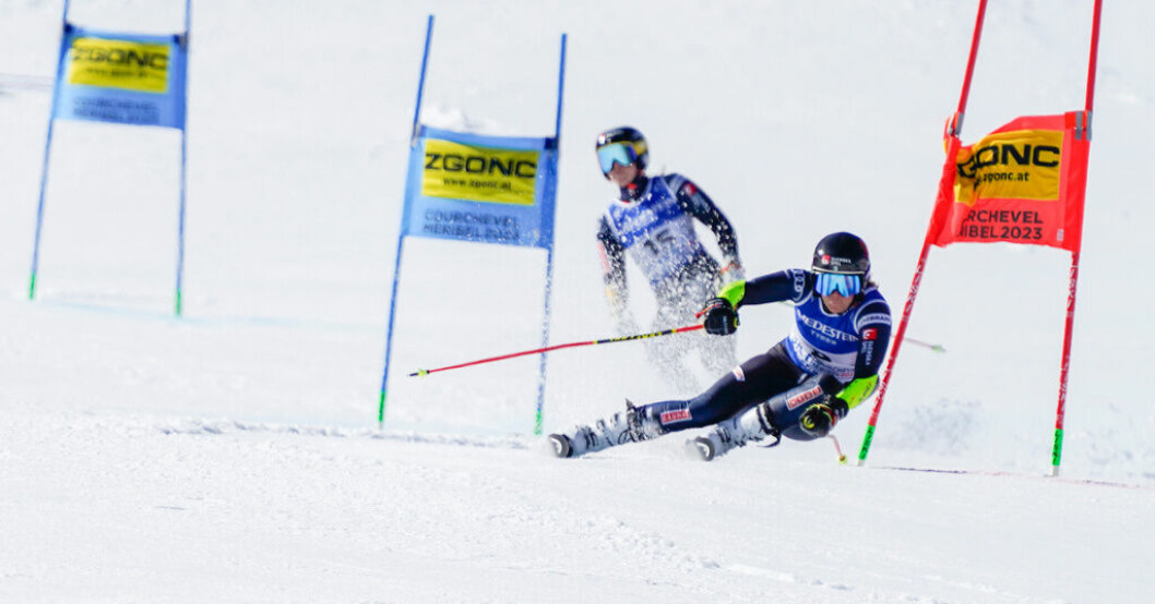 Sara Hector, till höger, mot landslagskompisen Estelle Alphand i parallelltävlingen i åttondelsfinalen i alpina VM. Hector om floppen: "Fick inte till det tekniskt"