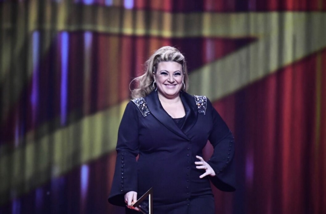 FOTO: Naina Helén Jåma/TT Sarah Dawn Finer tar emot pris