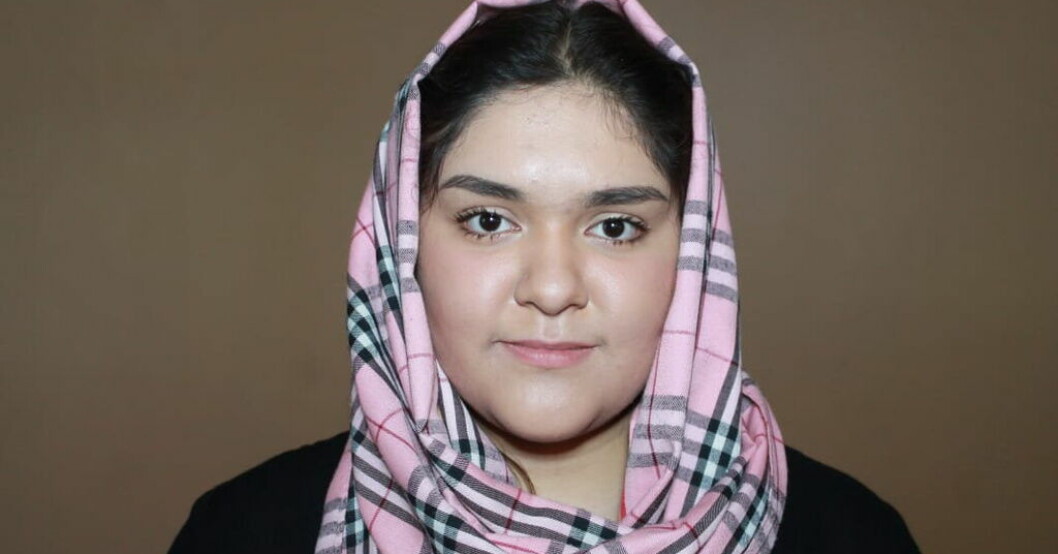 Sarah Rashid bor i Kabul och har inte kunnat gå i skolan sedan talibanerna tog makten i Afghanistan. Sarah i Kabul: Saknar skolan och att köra bil