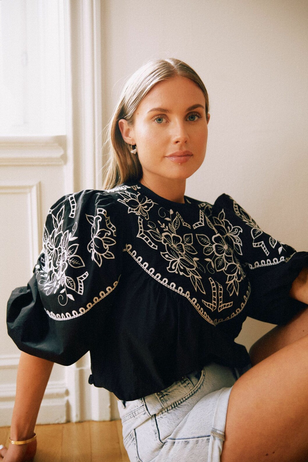 Maja Lindelöf i svart topp