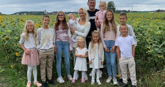 Satu med maken Andres, 54, och barnen Nicole, 13, Vanessa, 12, Danilo, 11, Jonathan, 11, Olivia, 8, Kevin, 7, Celina, 6, Isabelle, 3, Melanie, 1, Benjamin 8 månader Satu med maken Andres, 54, och barnen Nicole, 13, Vanessa, 12, Danilo, 11, Jonathan, 11, Olivia, 8, Kevin, 7, Celina, 6, Isabelle, 3, Melanie, 1, Benjamin 8 månader