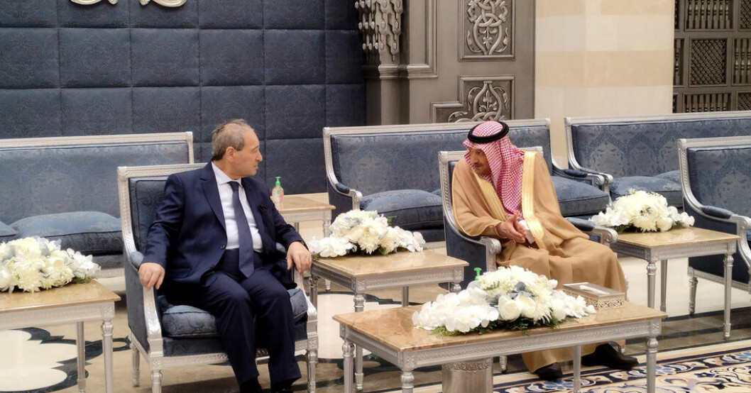 Saudiske biträdande utrikesministern Walid al-Khuraiji träffar Syriens utrikesminister Faisal Mekdad i Jidda. Syrien på väg in i arabiska värmen igen