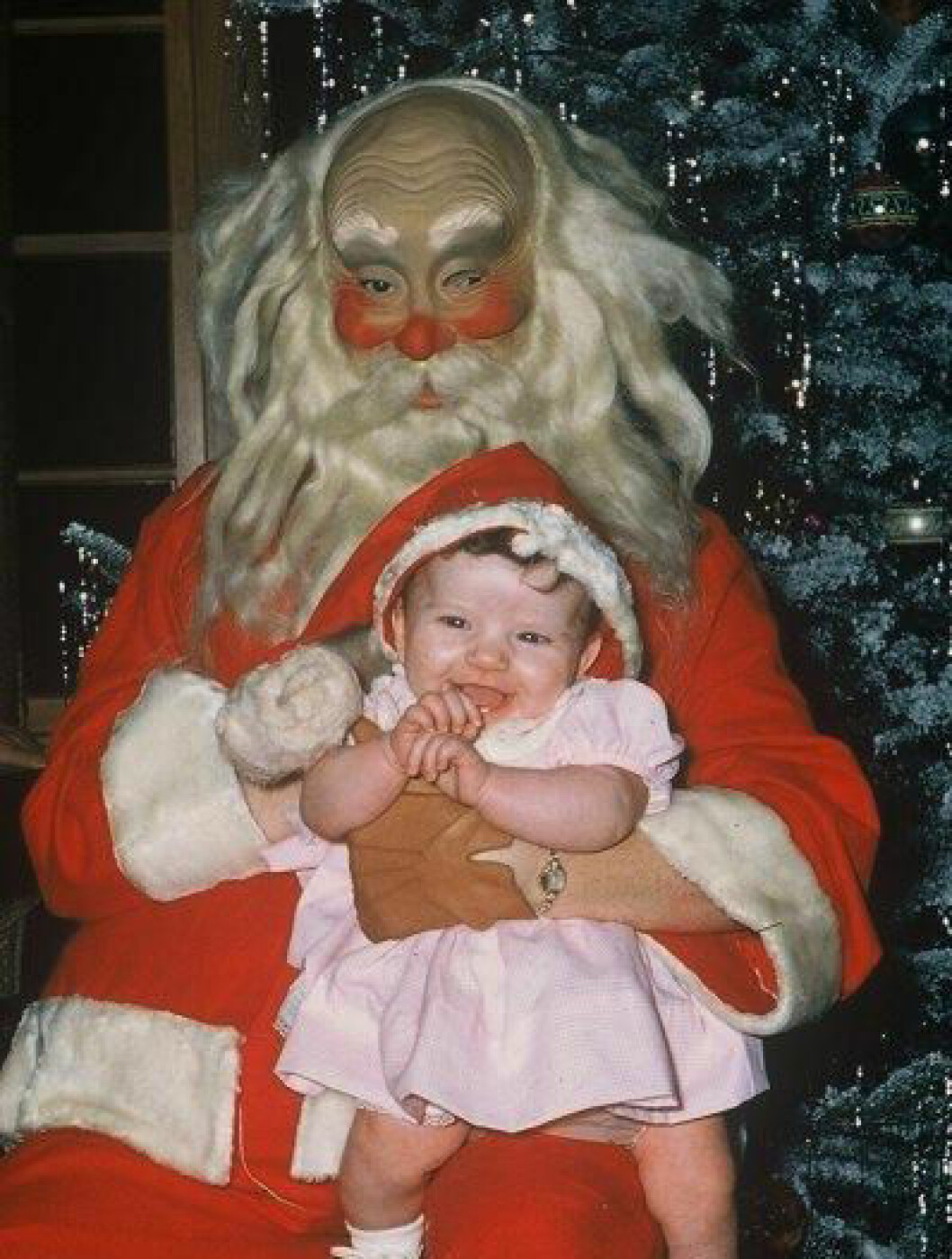 Via: <a href="http://www.teamjimmyjoe.com/wp-content/uploads/2011/11/ScarySanta.jpg" target="_blank">teamjimmyjoe.com</a> ScarySanta