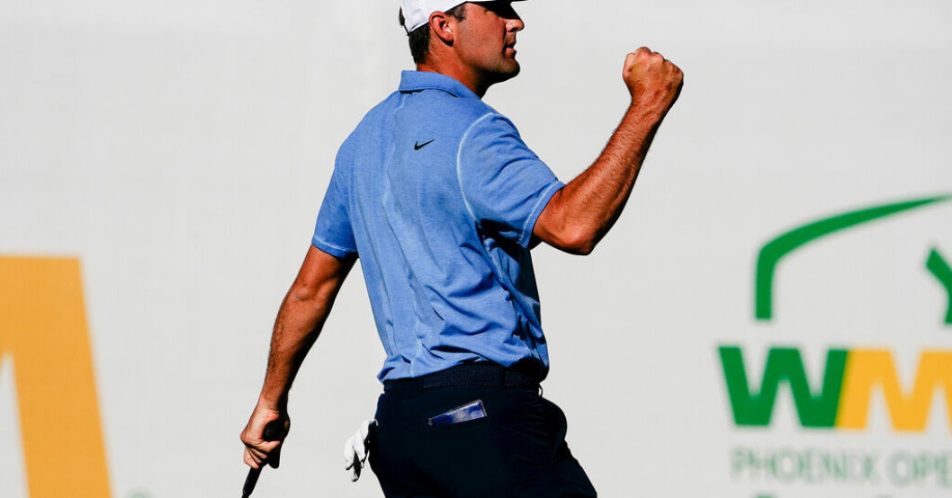 Scottie Scheffler jublar efter en sänkt putt. Scheffler världsetta igen efter seger i Phoenix