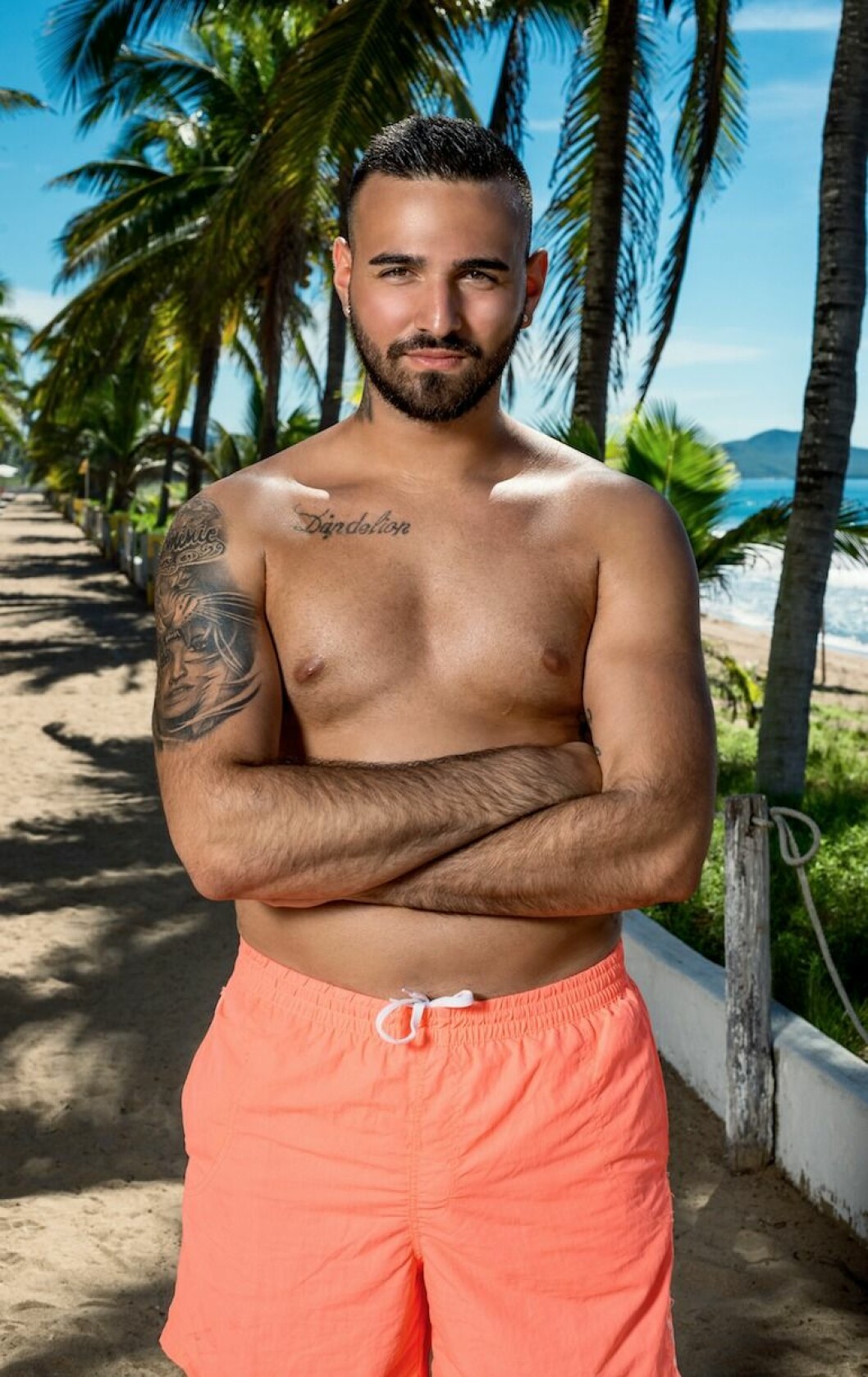 Paradise Hotel deltagaren Kevin Edmond poserar i orangea badbyxor