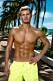 Marcus ”Mcuze” Johansson är ny deltagare i Paradise Hotel, han poserar i gula badbyxor vid stranden