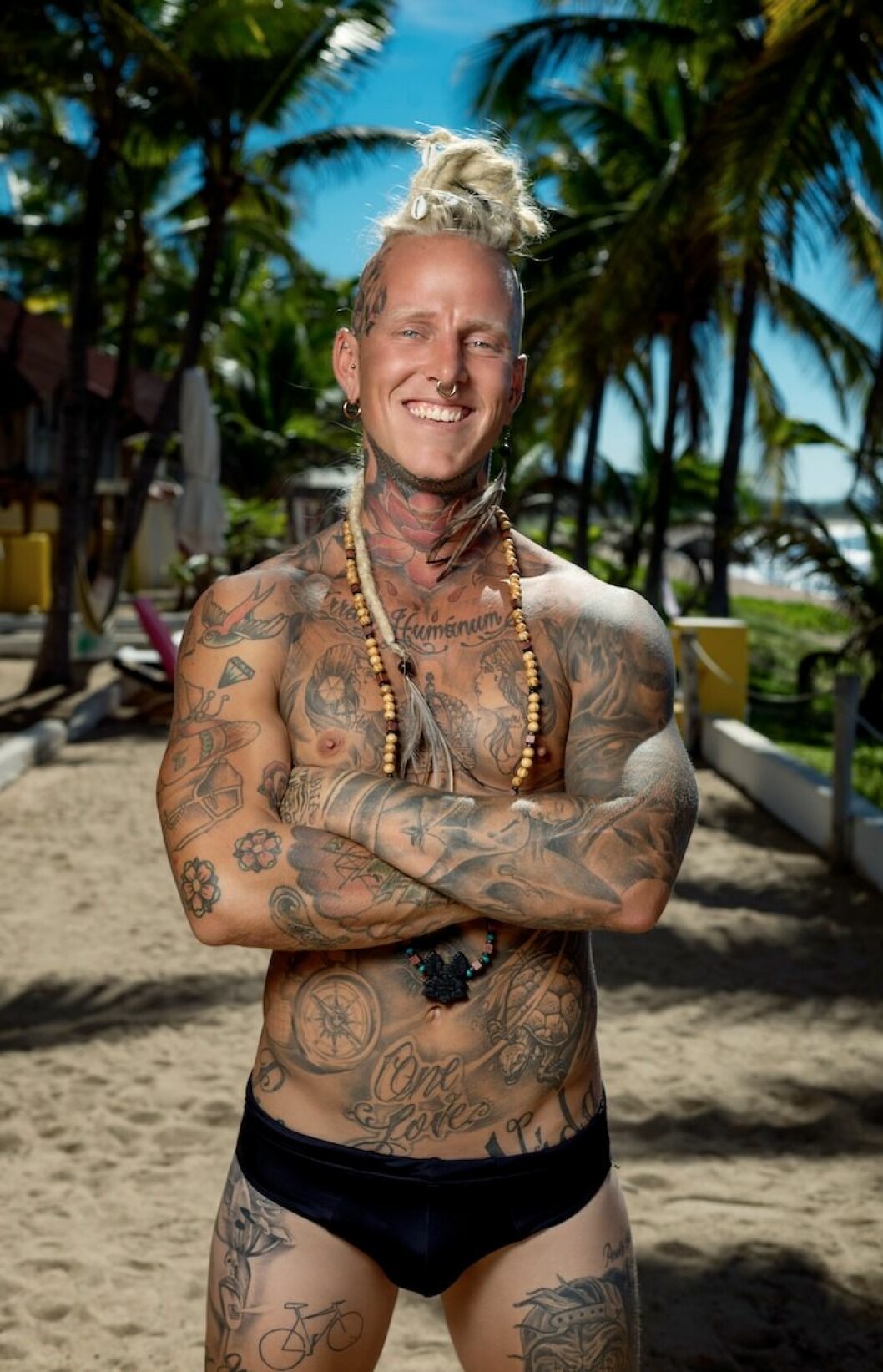 "Jeppe" Johansson är tillbaka i Paradise Hotel, han ler mot kameran i dreadlocks och små, svarta badbyxor.