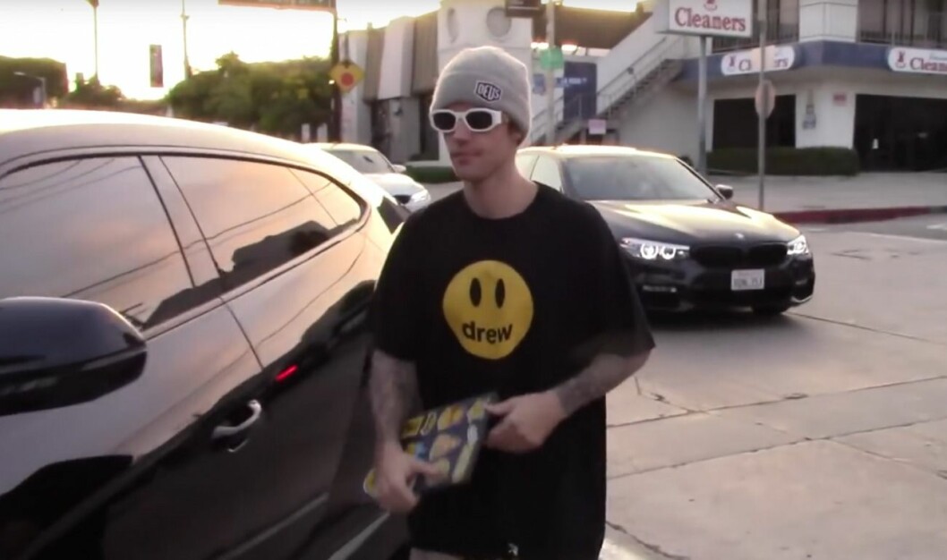 I ett klipp som X17online har publicerat ser man att Justin Bieber har tagit av sig sin vigselring.