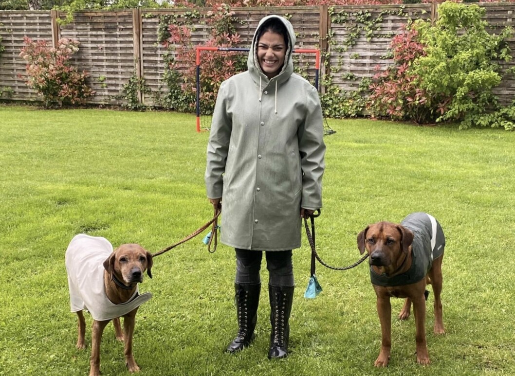 Carin da Silva står i regnet i Bryssel, 2021.