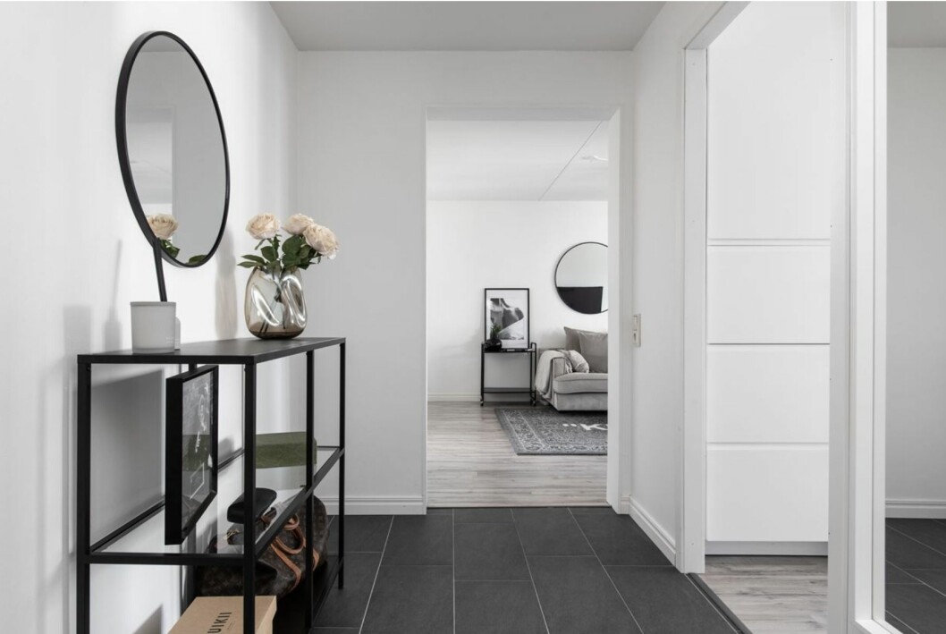 Hall, tittar in i vardagsrummet