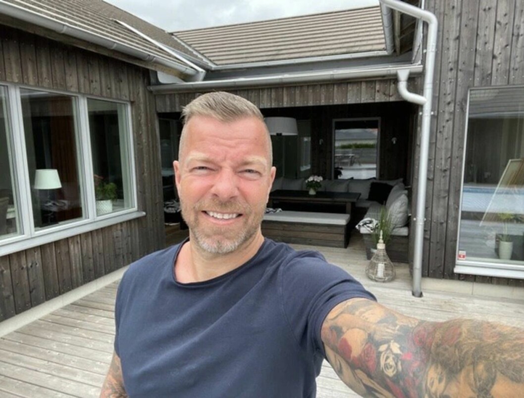Casper Janebrink på altanen med uterummet i bakgrunden.