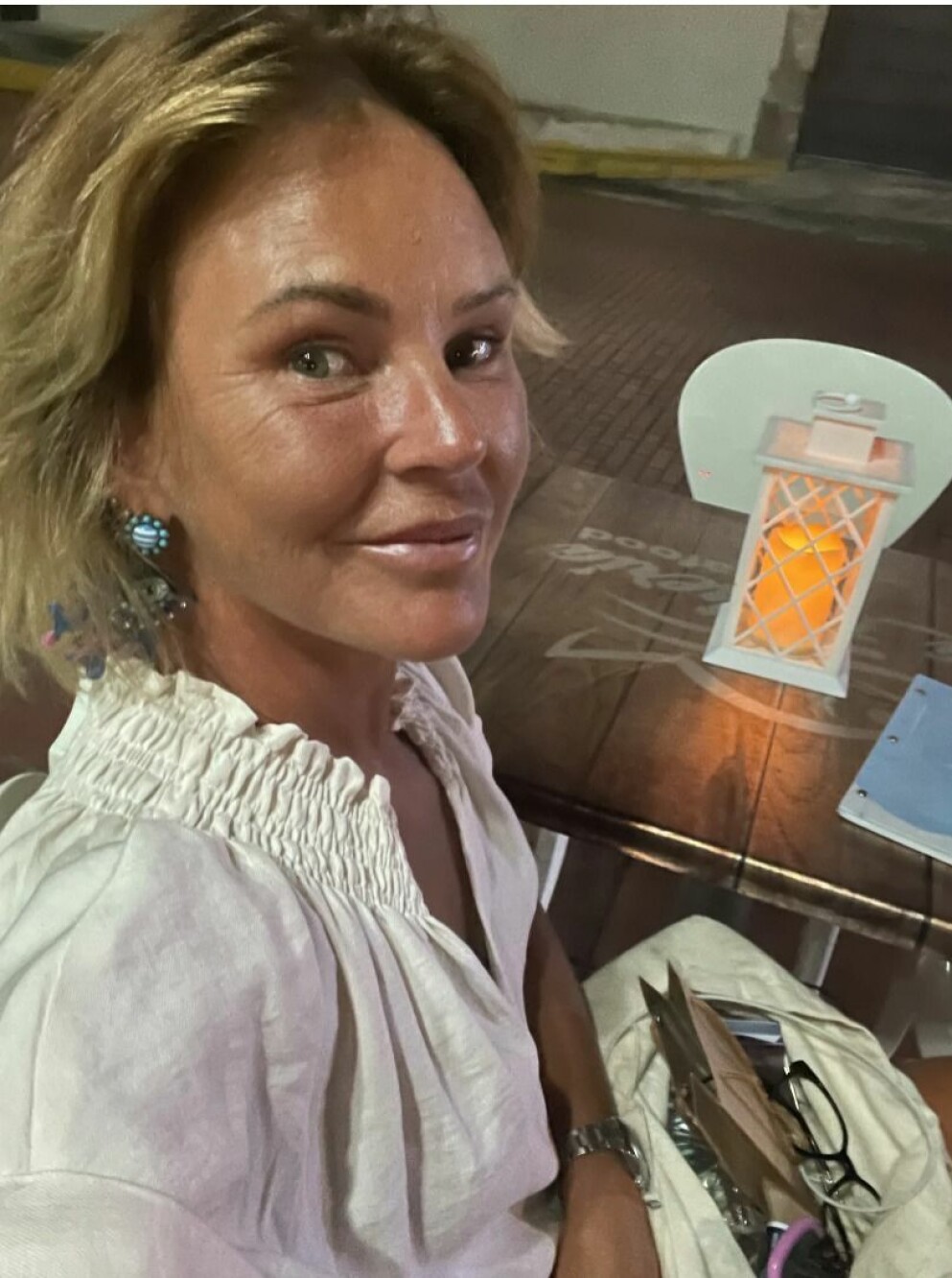 Magdalena Graaf ensam på en restaurang i Panama city.