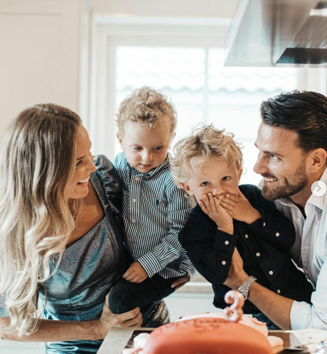 Marie Serneholts senaste bild från tvillingarna Philip och Nicholas tre-årsdag. På bilden är hela familjen samlad, Marie, Fredric Palmqvist och tvillingarna.