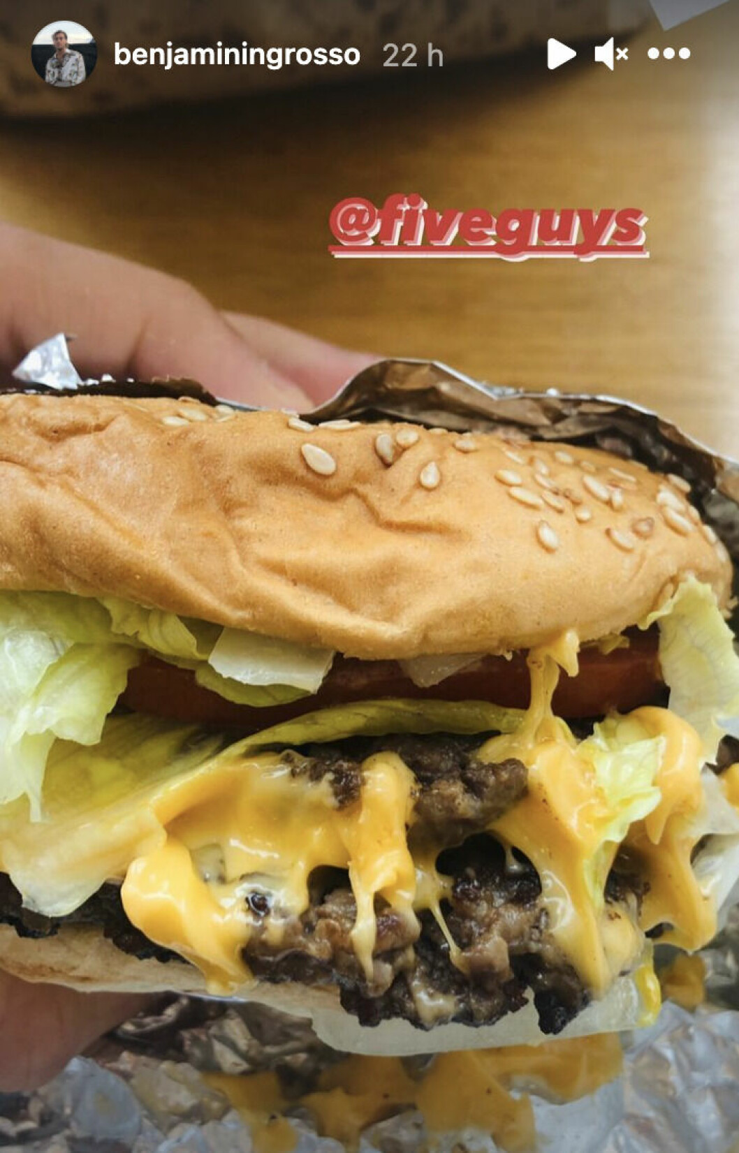 Benjamin Ingrosso på den populära snabbmatskedjan Five Guys i Frankfurt.