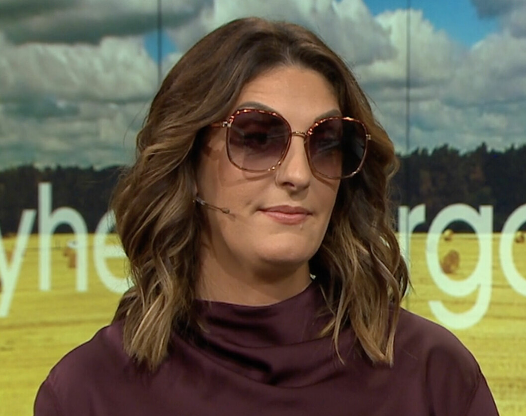 Soraya Lavasani testar glasögon i Nyhetsmorgon.