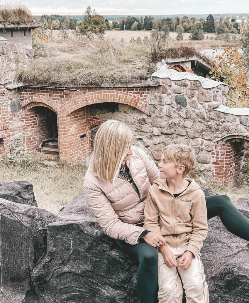 Sigrid Bernson och Robin Bengtssons son William hänger på kompisarnas landställe.