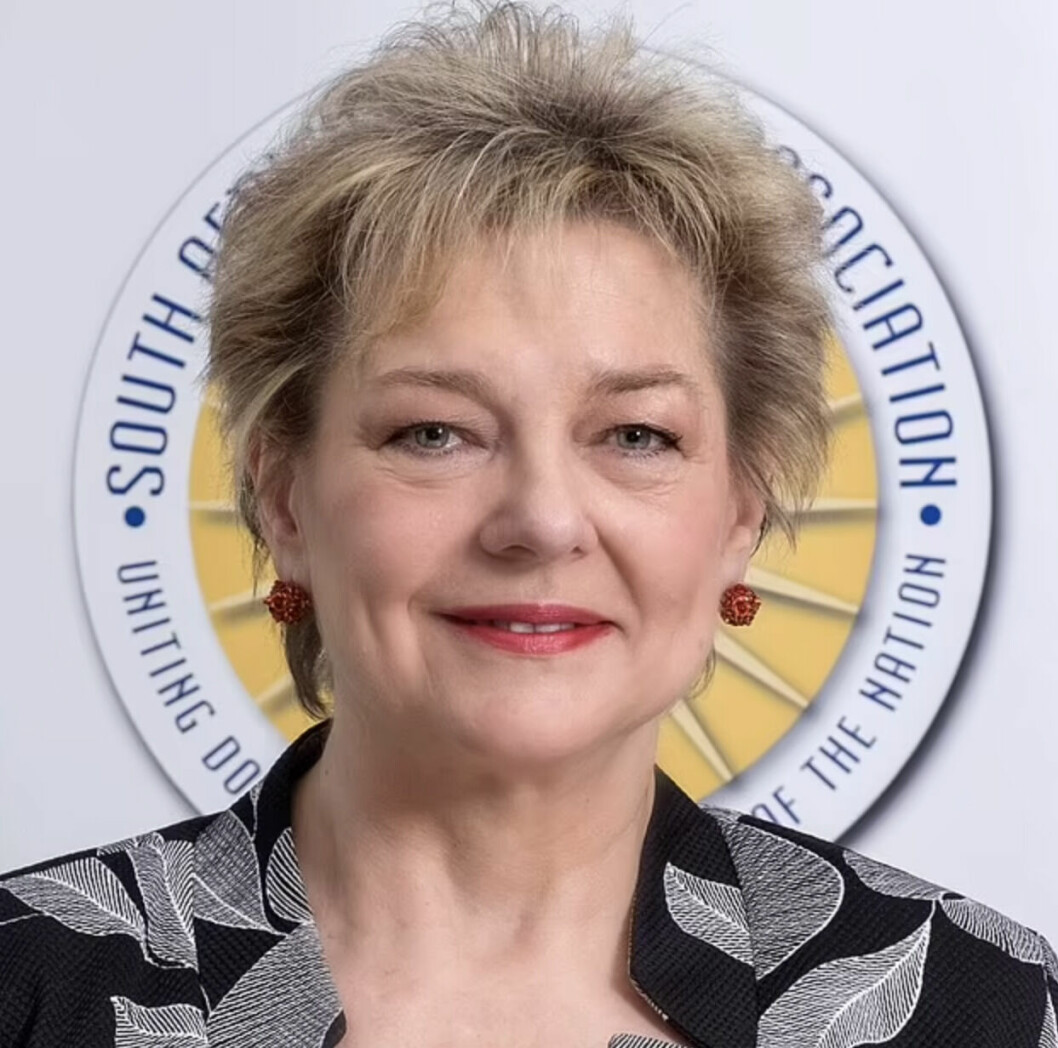 Läkaren Angelique Coetzee skriver i brittisk press att Sydafrika straffas för sin goda forskning. Hon hävdar eftersom Sydafrika var på tårna och upptäckte omkrion-varianten, så straffas nu landet.