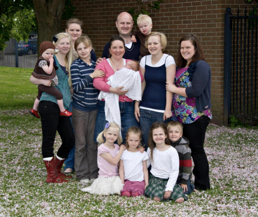Familjen har tretton barn: Rachel, 30 Sophia, 28 Polly, 27 Charlotte, 25 Alice, 23 Annabelle, 21 Jennifer, 19 Isabella, 17 Jonas, 16 Enos, 13 Eva, 12 Posy, 10 Meg, 6.