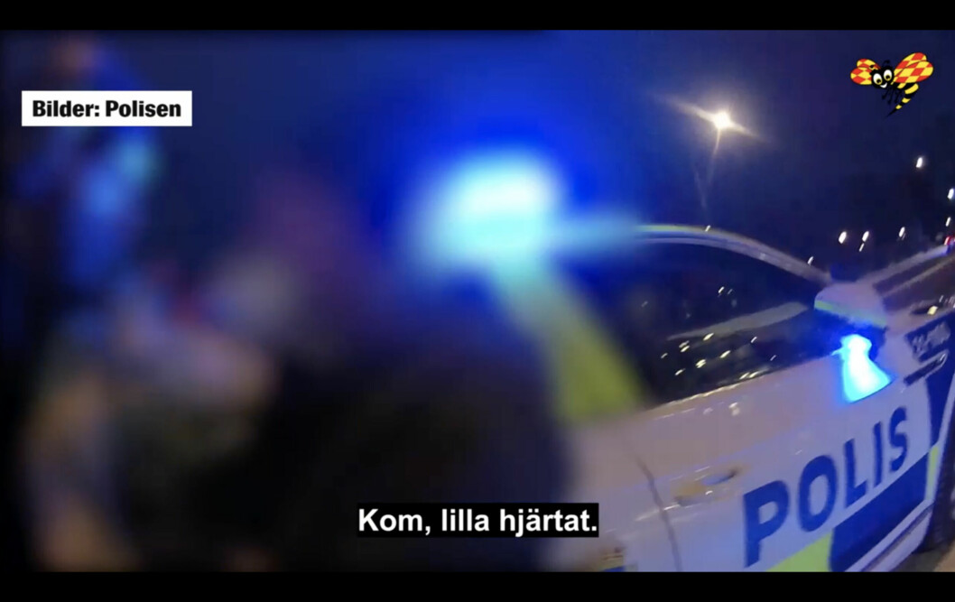 På filmen från polisens kroppskamera kan man se hur barnet återlämnas till personalen.