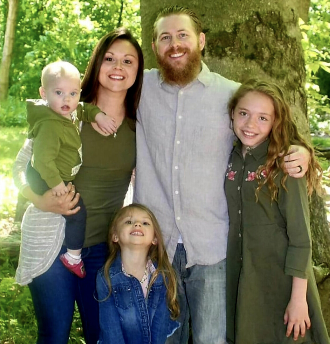 Pappa och mamma Brandon och Telia Heid. Den yngsta systern överlevde – medan de två äldre döttrarna Shea, 12 och Amelia, 5 brann inne.