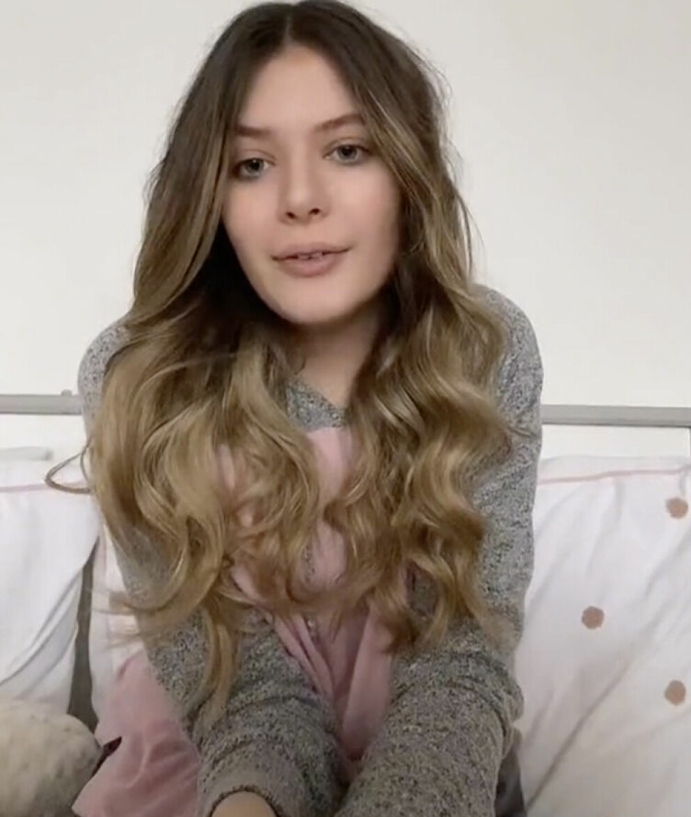 Anna Hipkins, 19, fick reda över lunch att hennes 5 år yngre bror bror var egentligen hennes tvilling.
