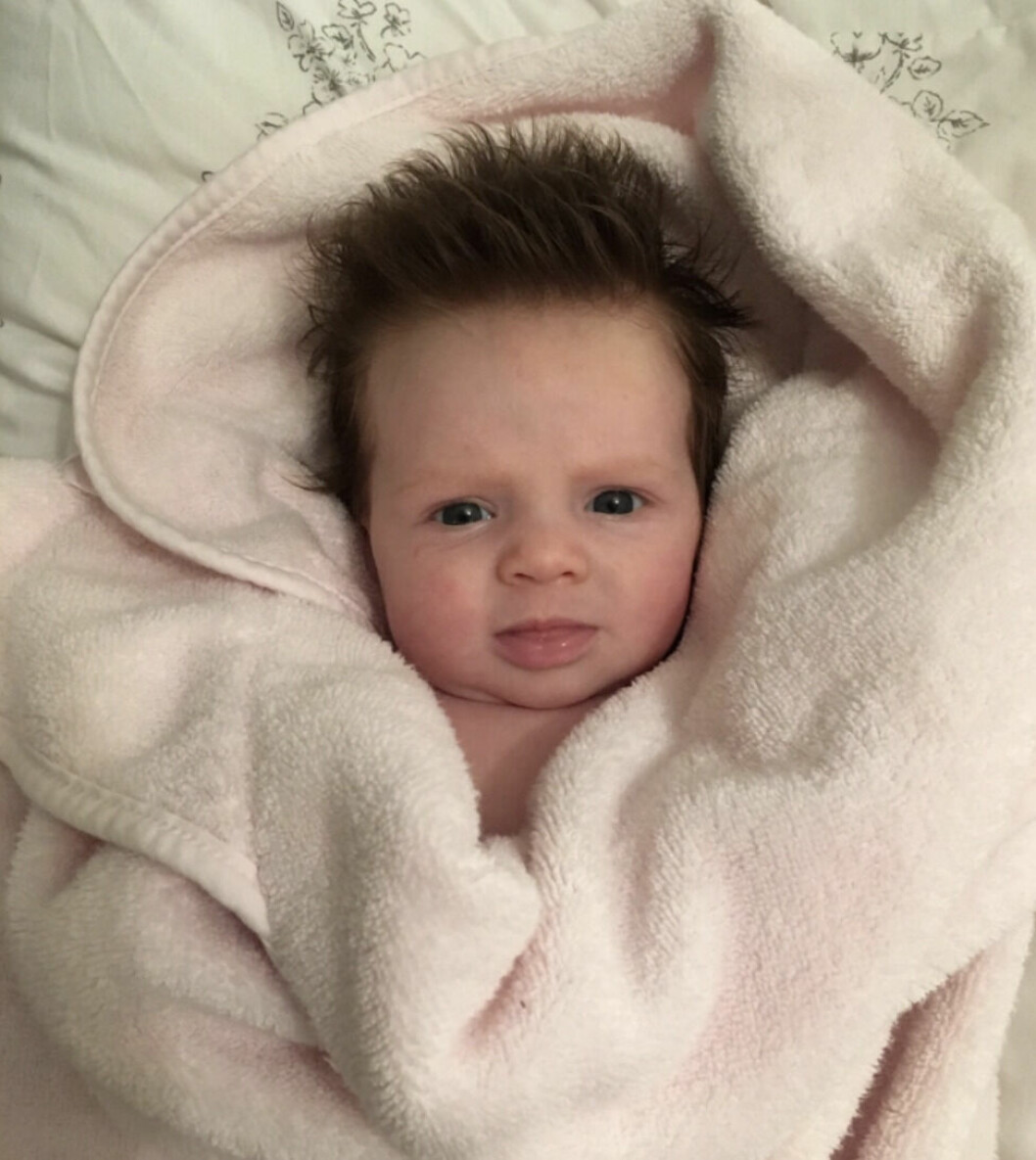 När lilla Darla föddes stod hennes hår rakt upp. Under de första månaderna kunde mamma Amy kamma ner hennes hår.