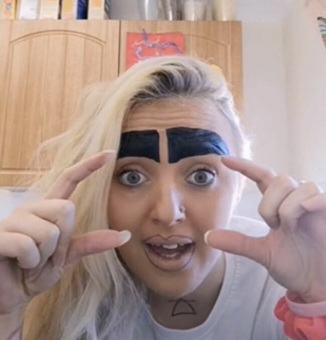 27-åriga Sammie-Jo tycker inte storleken på sina ögonbryn påverkar hur hon är som mamma eller inte. Men folk på internet håller inte med henne – och hotat att anmäla henne till socialen.