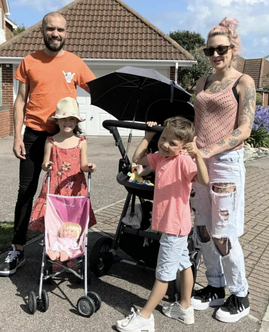 Hela familjen samlad. Från vänster till höger: Pappa Ben, 34, dottern <strong>Amelie</strong>, 6 år, sonen <strong>Henry</strong>, 6 år och mamma<strong> Leanne</strong>, 33. I den större barnvagnen ligger 17-månader gamla Reggie.