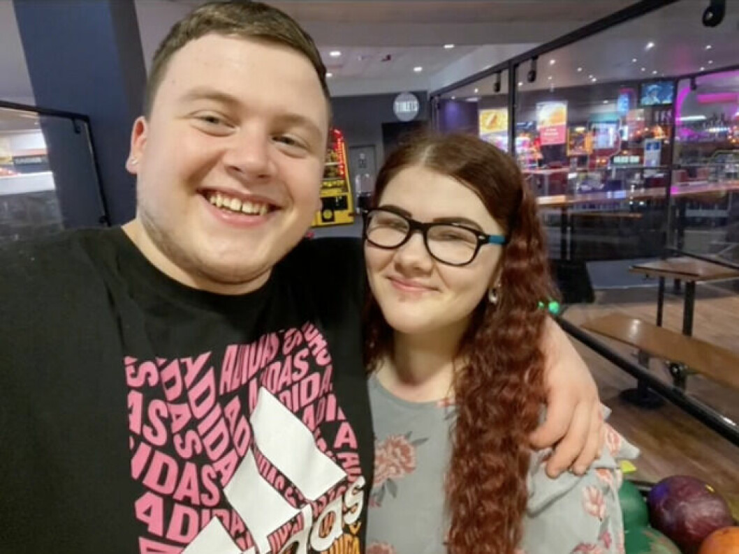 Corrina, 22, tillsammans med sin fästman.