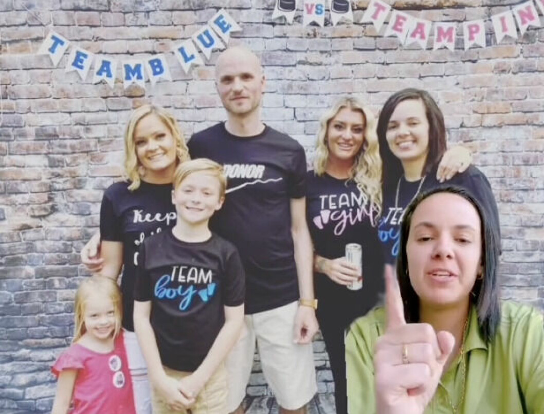Hela familjen – och ex-maken med fru – samlad på bild.