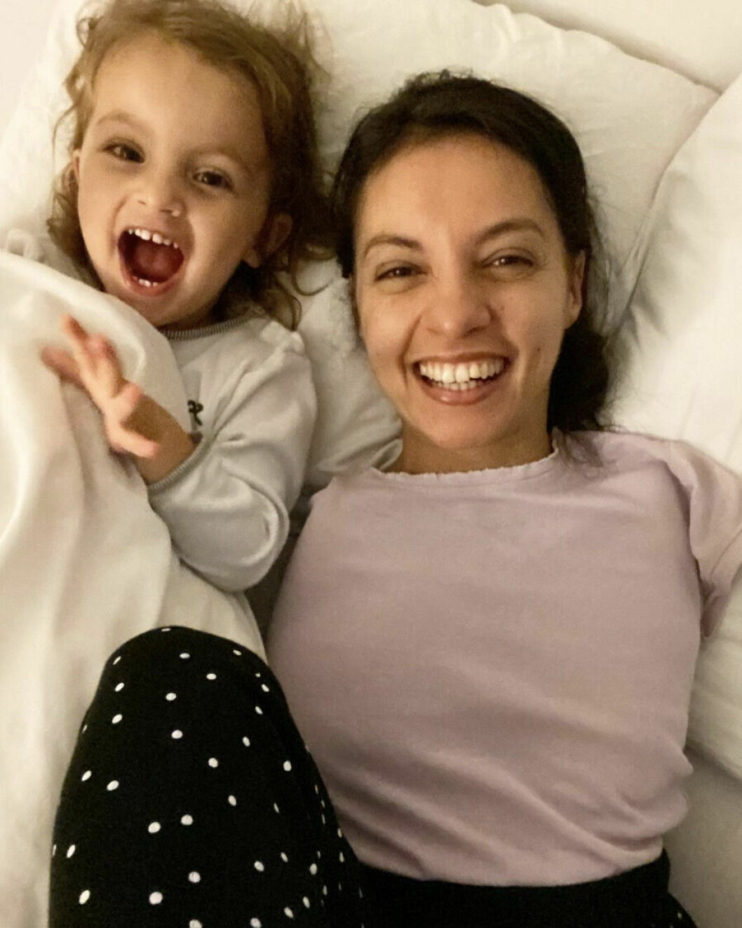 38-åriga Sarah Talbi berättar hur hon har hand om sin 3-åriga dotter Lilia, när hon inte har några armar.