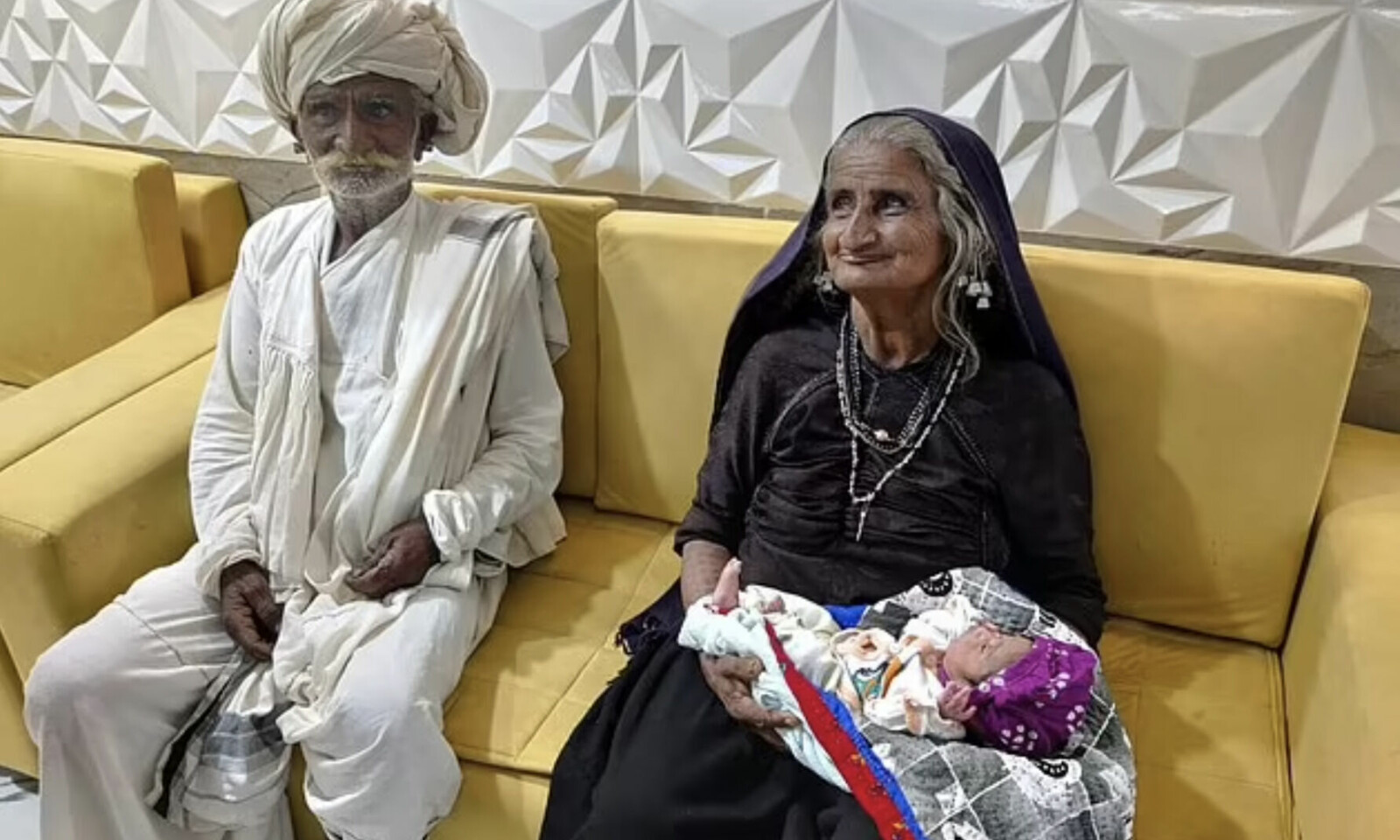 Jivunben Rabari, 75, och hennes maken, Maldhari Rabari, 75.