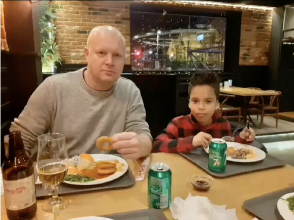 Angelas man Joakim och yngsta sonen Felix. FOTO: INSTAGRAM