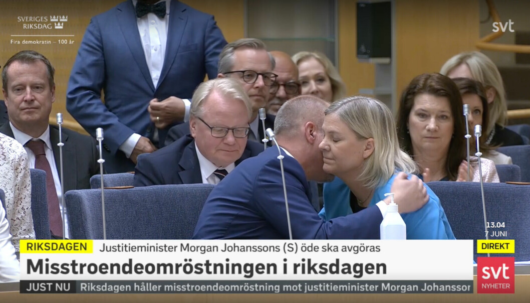 Regeringen pustade ut – och kramade om varandra när Morgan Johansson klarade sig på håret.