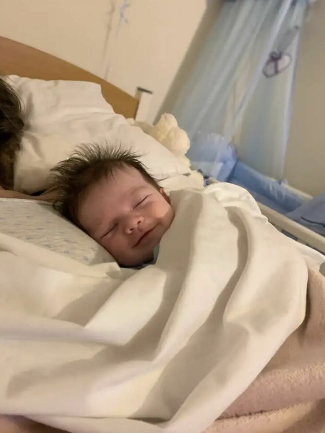 Parker John i sin mammas famn.