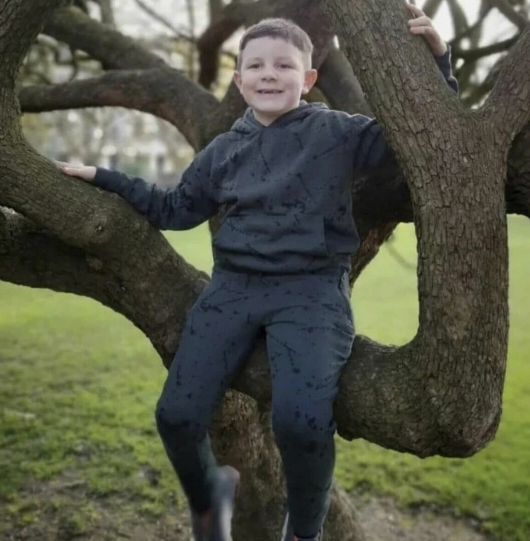 Jake Closier, 8, hand svullnade upp fem gånger sin vanliga storlek. ”Bettet var svart”, berättar mamman.