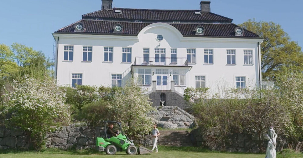 Anders Bagge i sin åkergräsklippare. IDOL 2022